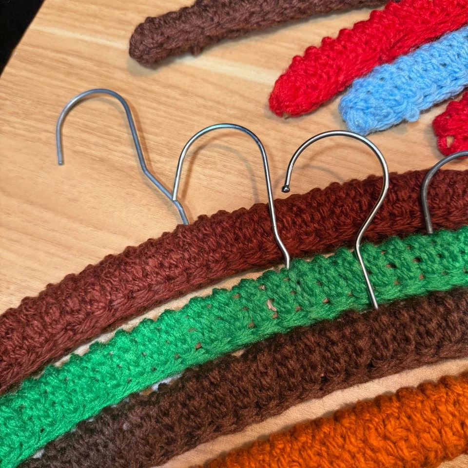 Lote De Colección De 18 Perchas Cubiertas De Crochet Hechas A Mano Multicolor 11.5" Foto 4 de 4