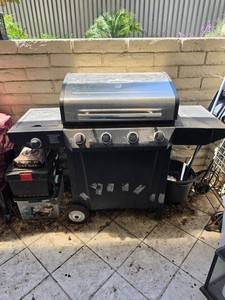 CHARBROIL GAS GRILL NEVER USED. NO PROPANE TANK.