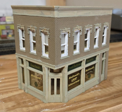 HO  ASSEMBLED  KIT  BUILDING, CORNER STORE, FROM LAYOUT ESTATE