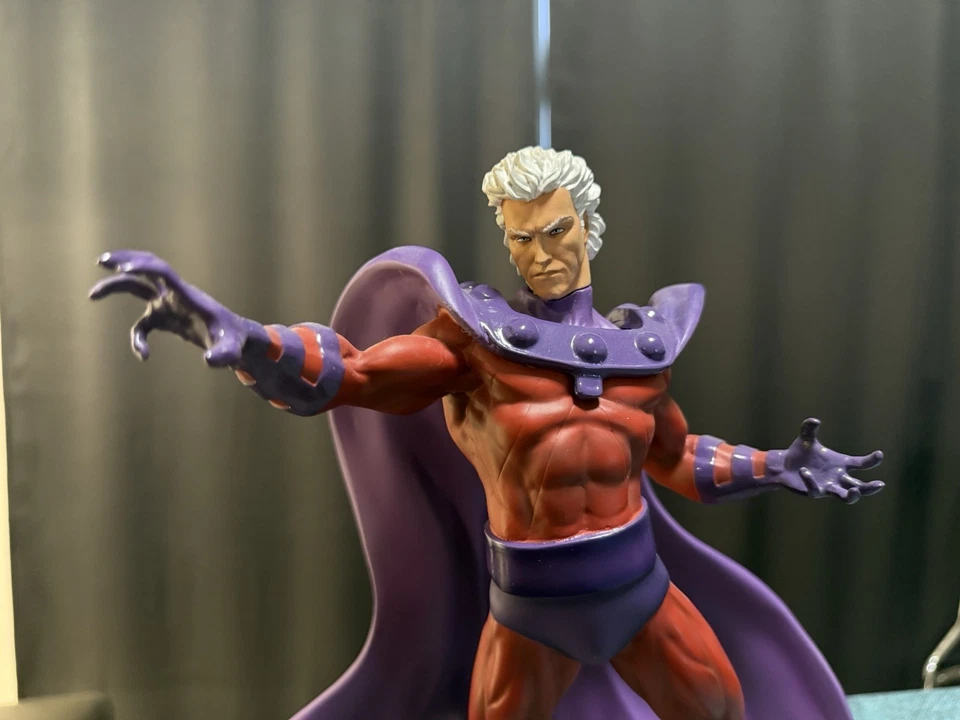 Estatua Magneto Diamond Select Marvel Premier Collection #286/3000 Foto 2 de 4