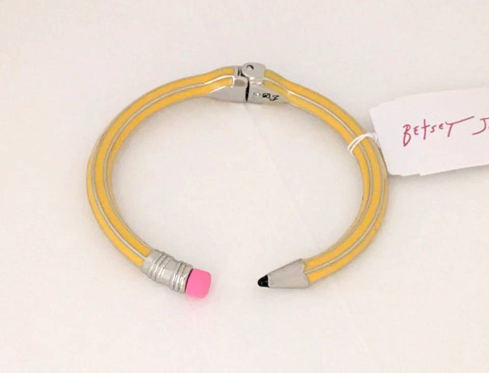 Brazalete brazalete lápiz esmaltado con bisagra abierta Betsey Johnson en amarillo y plata con GB Foto 3 de 4