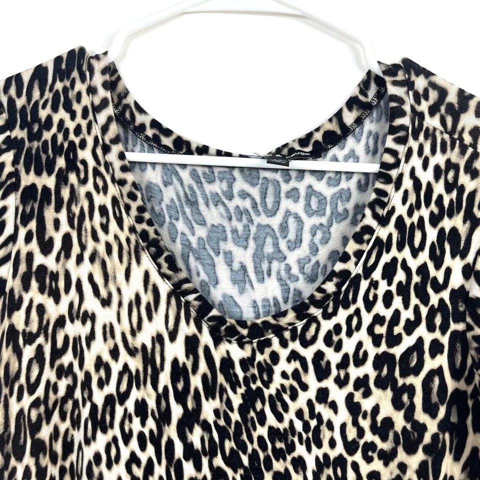Blusa para mujer con manga gorra de leopardo marrón tostado con cuello en V talla grande Foto 3 de 4