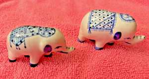 Elephant figures, set of 2