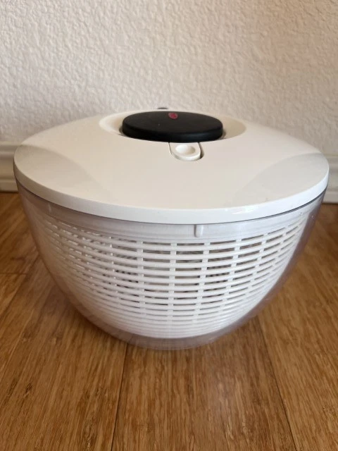 EUC LARGE OXO SALAD SPINER WITH PUMP LID BASKET 10" x 7" CLEAR & WHITE
Opens in a new window or tab