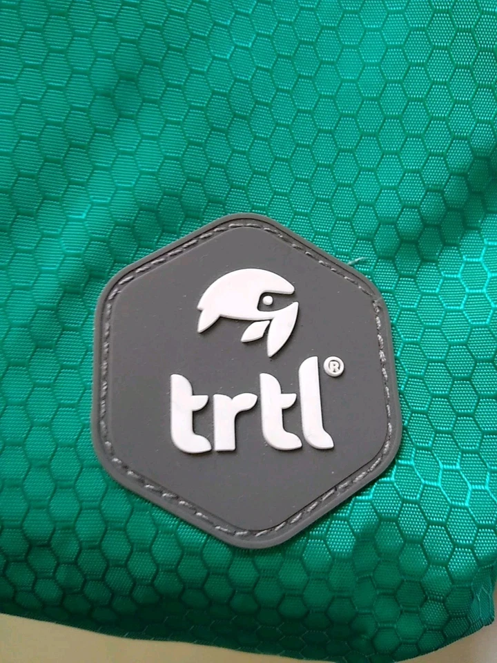 Almohada de viaje trtl Pillow Plus - Almohada de cuello ajustable para viajes - Carbón Foto 2 de 4