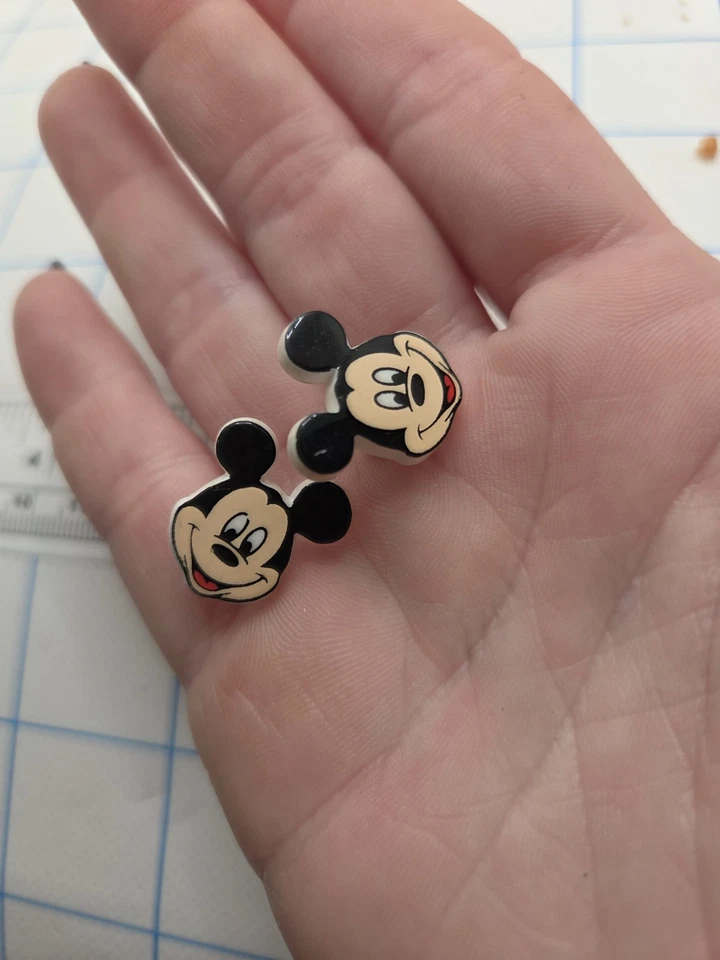 Aretes de plástico con tachuelas de metal de Mickey Mouse de colección Foto 4 de 4