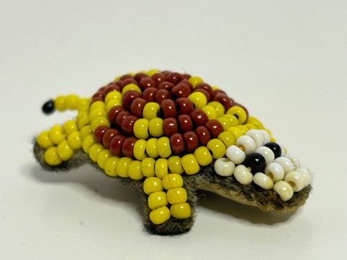 Broche vintage fait main en verre perles de rocaille laine farcie tortue support cuir