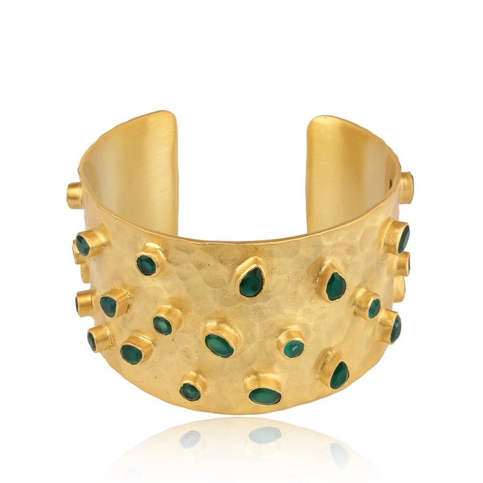 Brazalete ancho de oro amarillo texturizado con puño tachonado con varias piedras verdes diminutas Foto 2 de 4