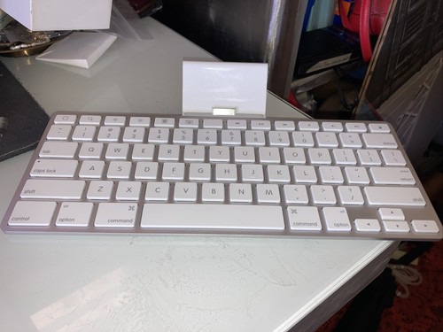 Apple A1359 Keyboard Dock Stand For iPad, iPod & iPhone - 第 1/5 張圖片