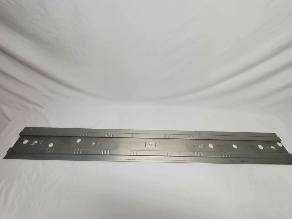 K5 Blazer отделки панели молдинг монтажный кронштейн задней двери Chevy 1981-1991 OEM б/у - Изображение 4 из 4