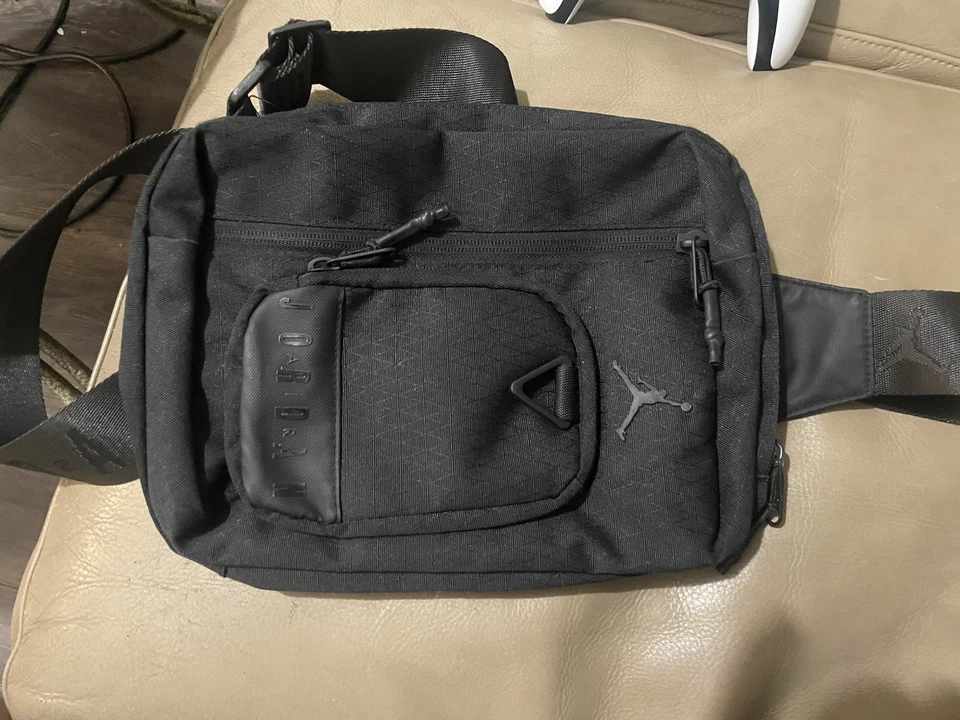 Bolso Bandolera Jordan || Negro En Buen Estado Foto 2 de 4