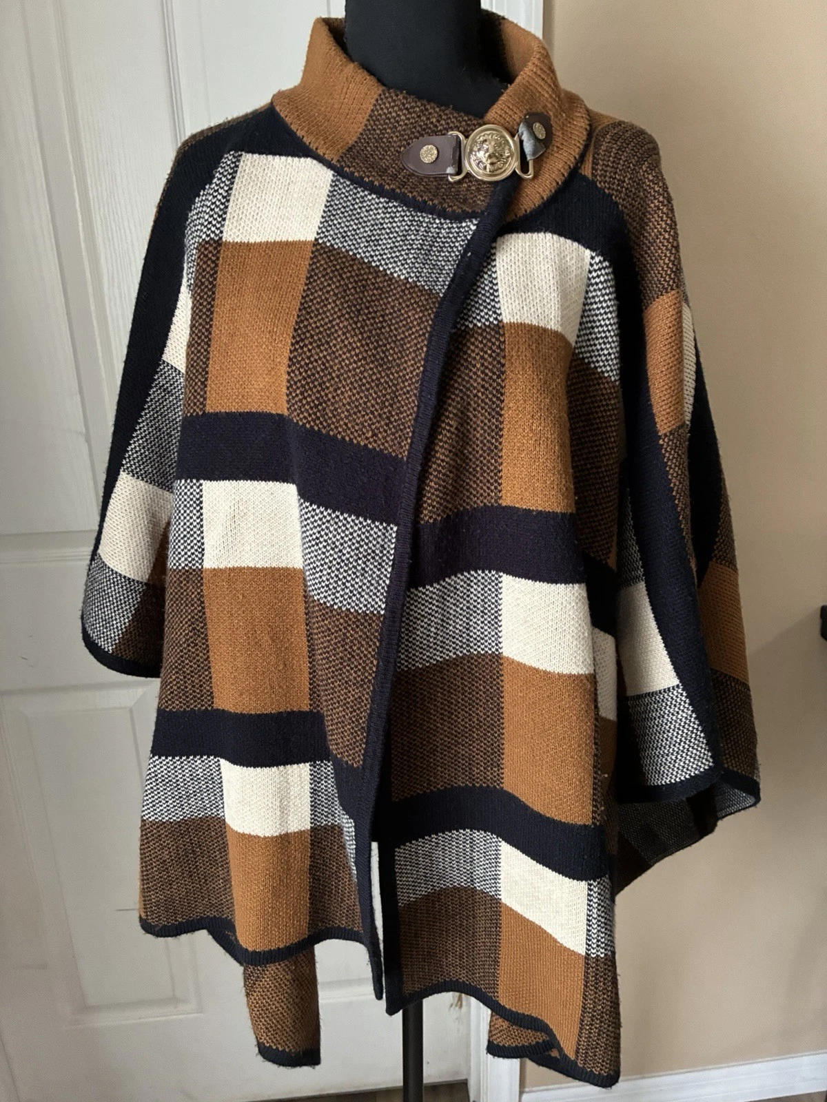 Anne Klein Woman’s Size Large Knit Poncho Cape With Buckle ￼