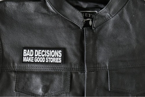 Patch ricamata in ferro, le cattive decisioni fanno buone storie, 4" x 1,5" - Foto 2 di 3