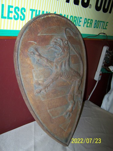 ANTIQUE CAST IRON SHIELD W/ RAMPANT LION ~ EMBOSSED / 3D ~ APPROX. 24"x17" - Picture 3 of 9