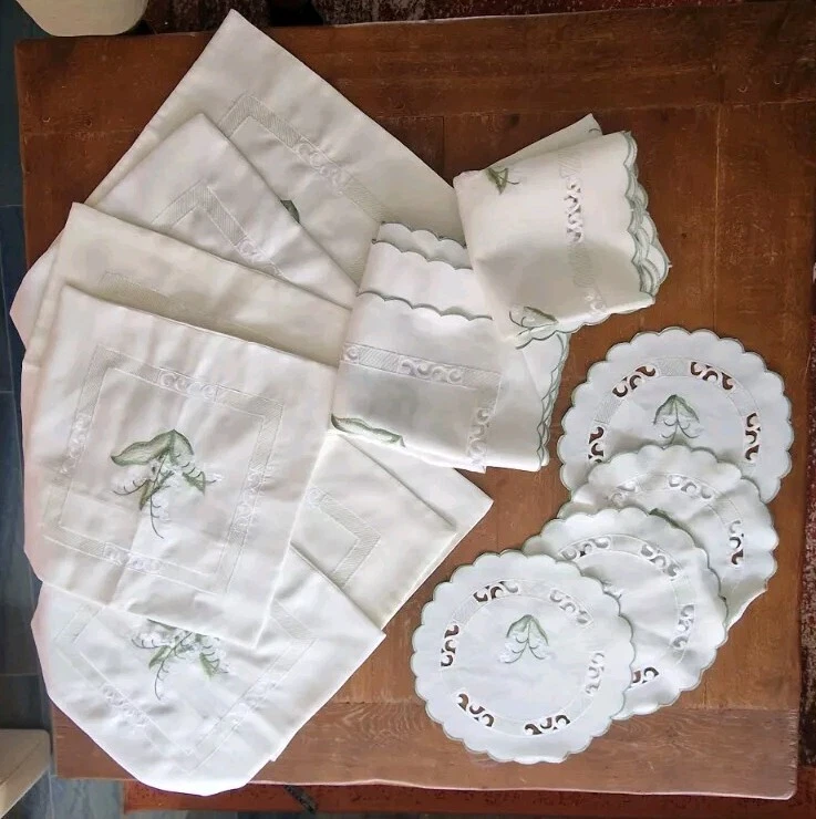 Konvolut,  2 x Tischdecke, 4 x Deckchen, 7 x Kissenhüllen, Maiglöckchenmotiv