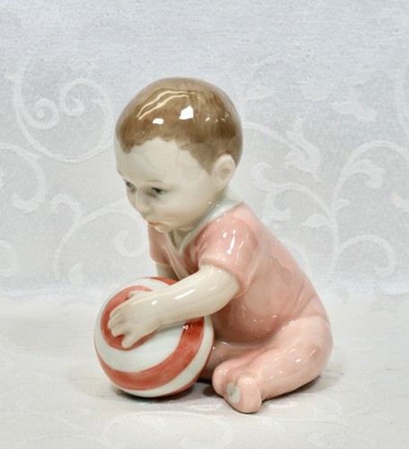 Royal Copenhagen, Baby Mädchen mit Ballfigur - Bild 2 von 12