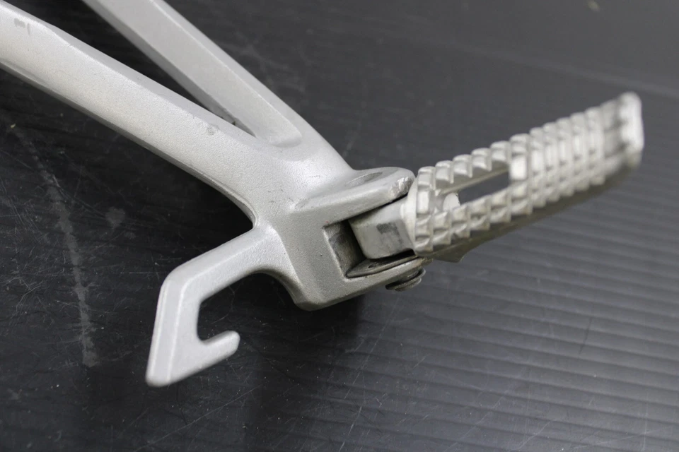 Suzuki GSXR600 2007 clavija de pasajero trasero derecho Foto 2 de 4