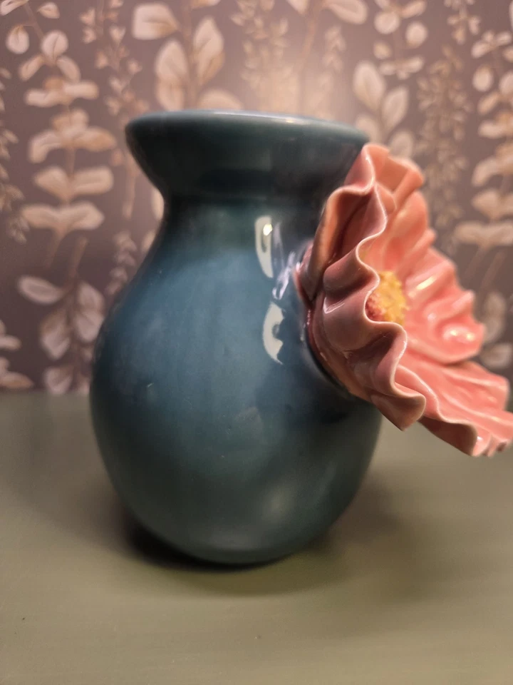 Jarrón Anthropologie azul verdoso con flor de anémona 3D aplicada color melocotón MCM Foto 4 de 4