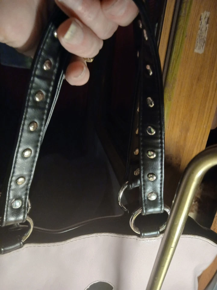 Cartera vintage de imitación de cuero rosa con caniche negro y asa negra con tachuelas. Foto 4 de 4