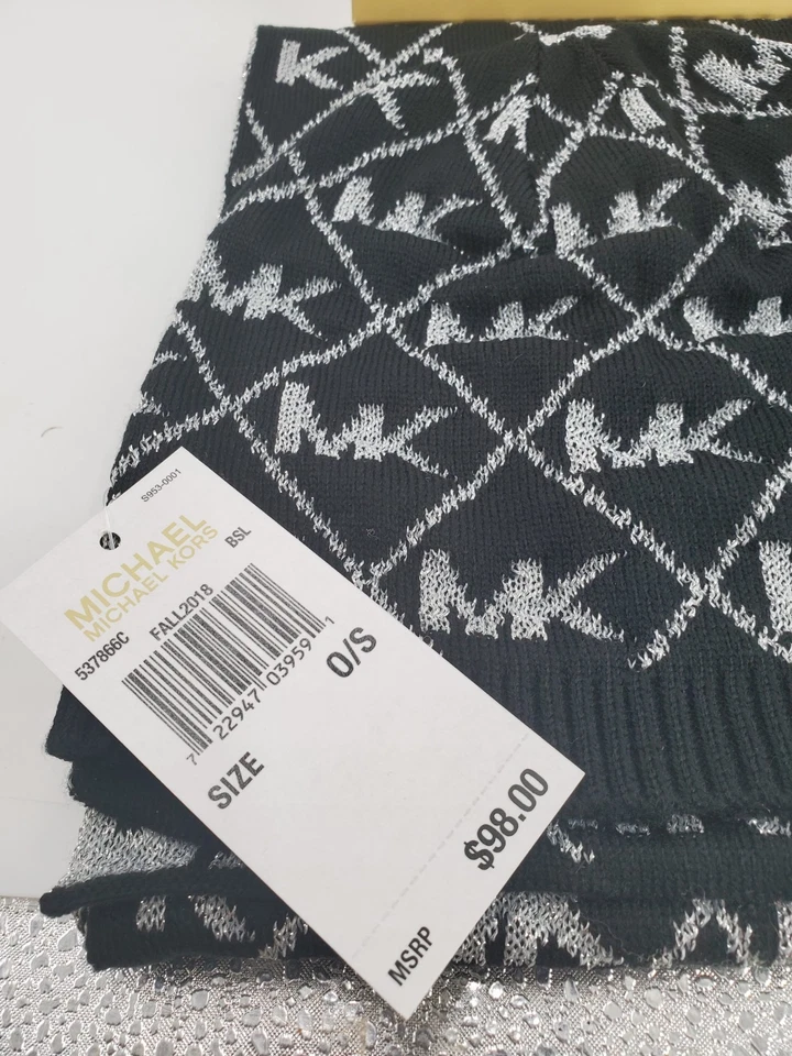Conjunto de bufanda y sombrero Michael Kors negro con diamante metálico plateado estampado de logotipo MK (VS) Foto 4 de 4