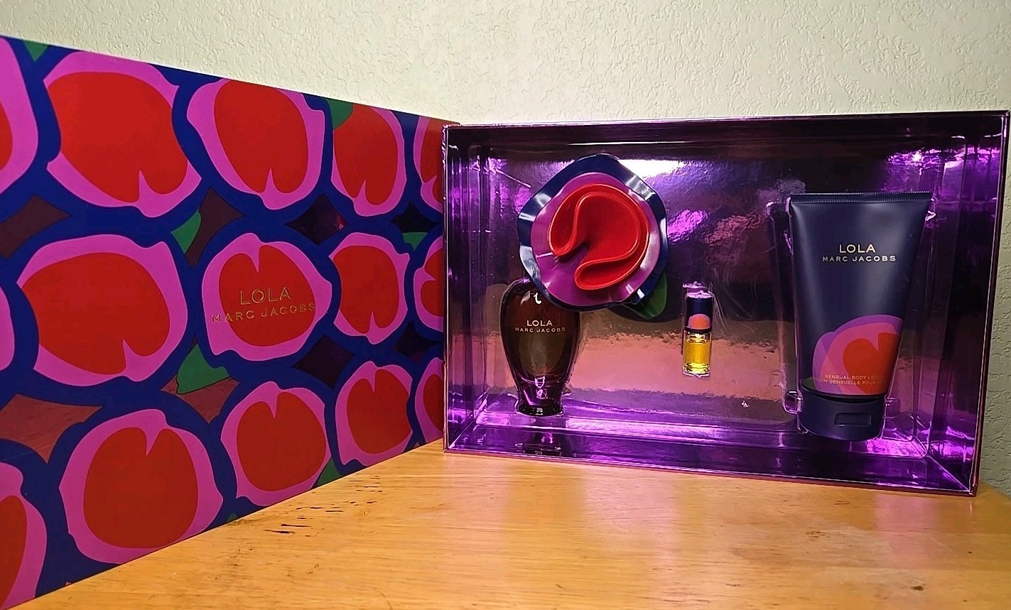 LOLA by MARC JACOBS 3 PIECES GIFT SET :1.7 EDP Spray,5.0 Bod