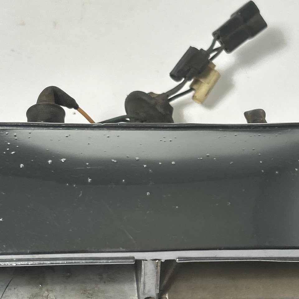 Carcasa de lámpara trasera izquierda Plymouth Fury 1959 OEM 2 y 4 puertas (ex. Vagón) Foto 4 de 4