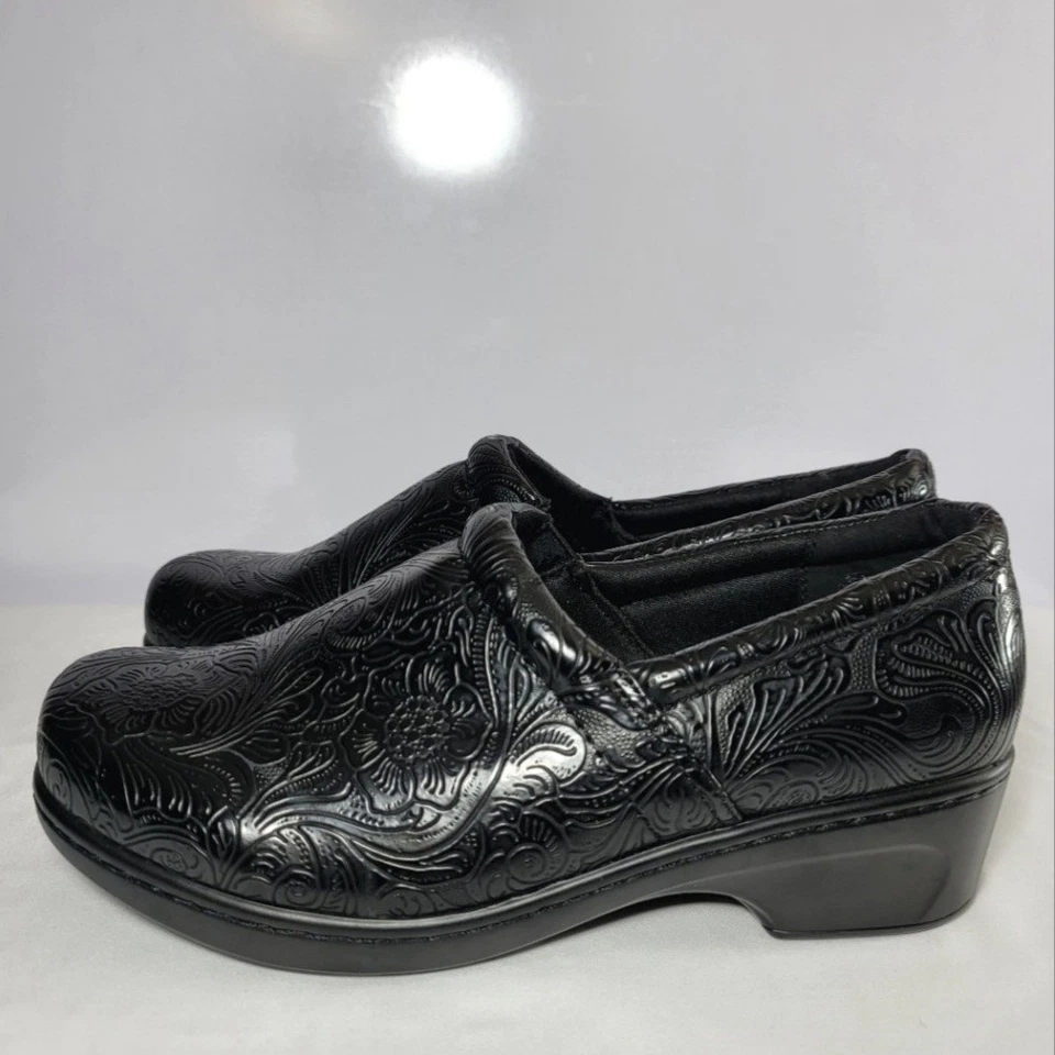 Zuecos para mujer Btrue by Baretraps talla 10W Brasil sin cordones negros en relieve. Foto 2 de 4