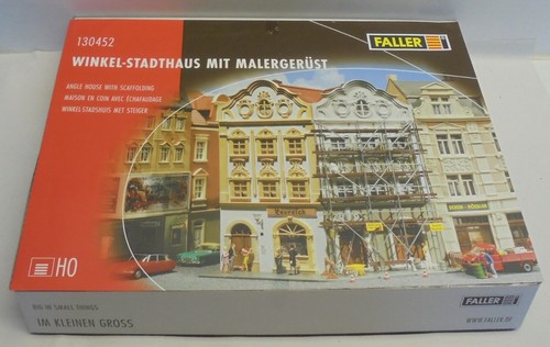 Faller 130452 casa de pueblo angular con andamio de pintor en embalaje original abierto escala H0 #FV# | Zustand: Gebraucht