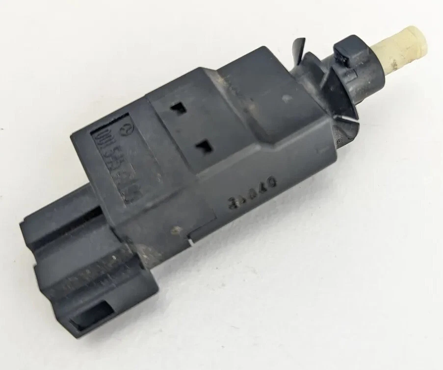 Interruptor de luz de freno de pedal de freno OEM 0015454009 2003-2006 Mercedes-Benz W211 E320 Foto 2 de 4