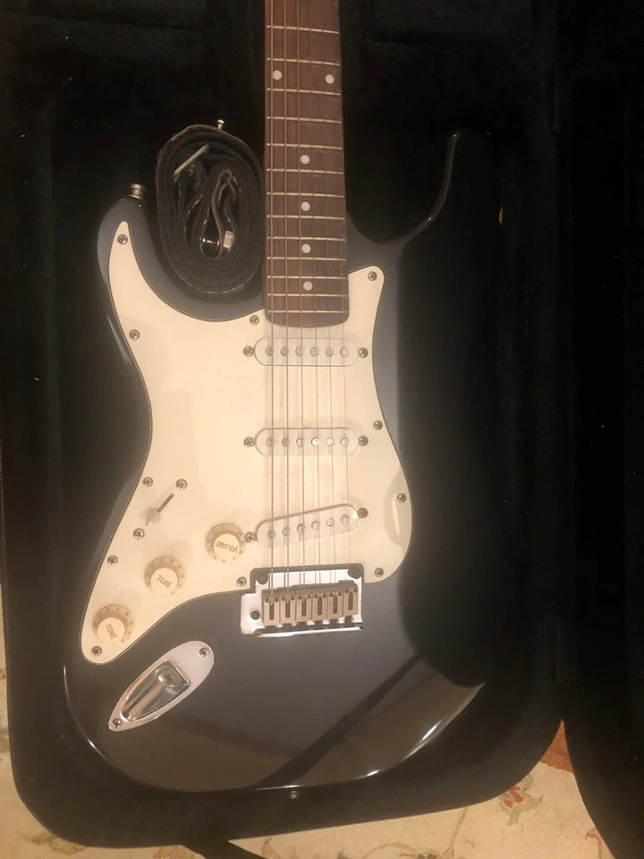 2002 Stratocaster Squier standard series Fender guitar black Indonesia left hand - Image 4 of 4