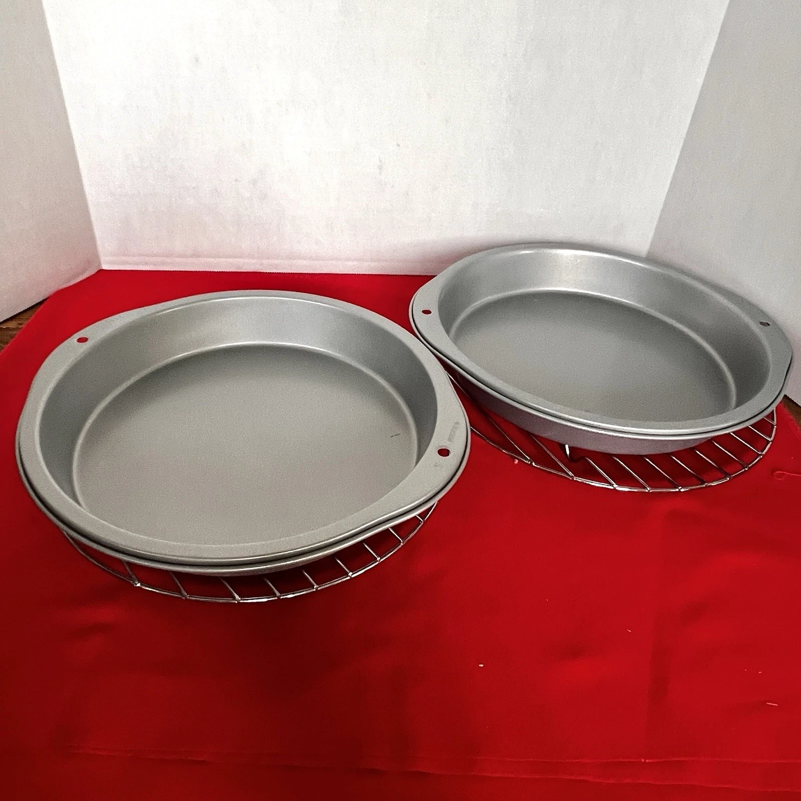 2 Simply Essential 9 Inch Nonstick Round Aluminum Cake Pans With Cooking Racks
