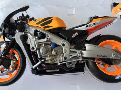 Minichamps 1:12 Nicky Hayden Repsol Honda RC211V 2005 MotoGP SIGNED + COA - Foto 11 di 13