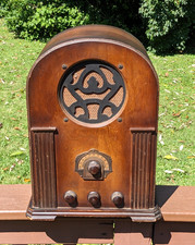 Nice 1930s Avalon Cathedral or Tombstone Tube Radio