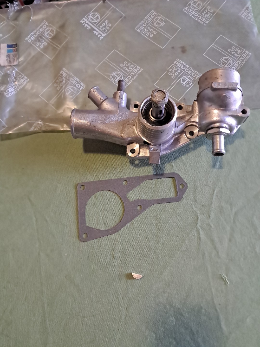 Pompe à eau essence Peugeot 404 résout les fuites circuit ventilateur non débrayable