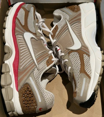 Nike Zoom Vomero 5 caqui Phantom-Fire HV0826-247 para mujer 10,5 para hombre 9 - Imagen 2 de 8