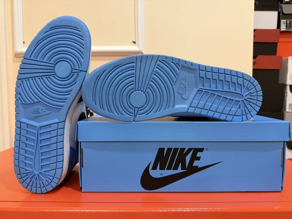 Air Jordan 1 Retro OG Puntera Alta UNC Talla 10.5 Foto 3 de 4