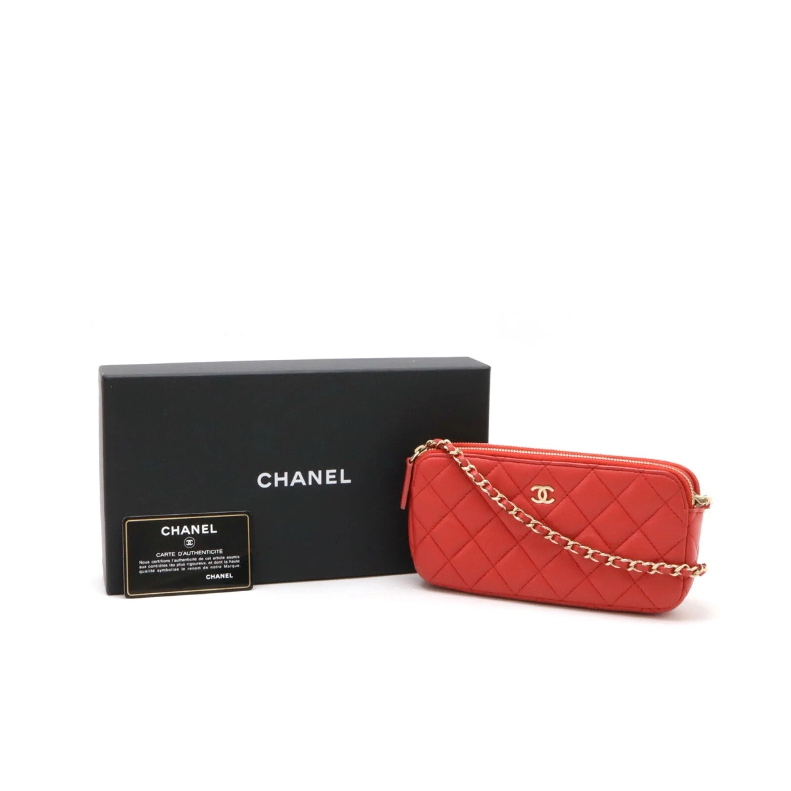 Pochette CHANEL rossa con ferramenta dorata e texture trapuntata
