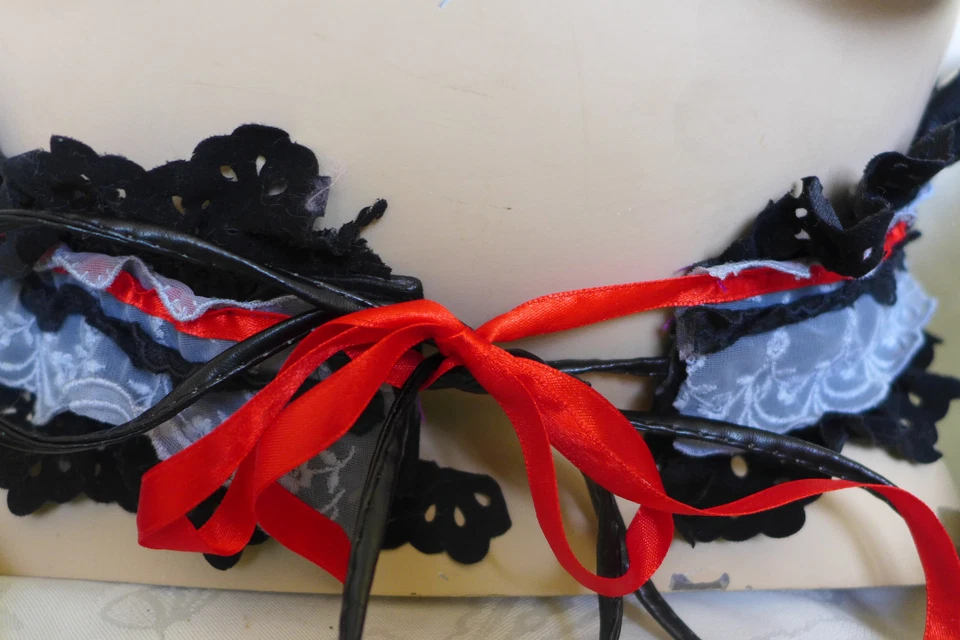 UN CINTURÓN DE ENCAJE Y ARTE DE FIBRA HECHO A MANO ÚNICO DIRECTAMENTE DEL ARTISTA Foto 2 de 4