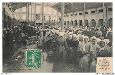 AYBP12-1024-79 - Bressuire - Les Halles Ein Jour De Markt Händler