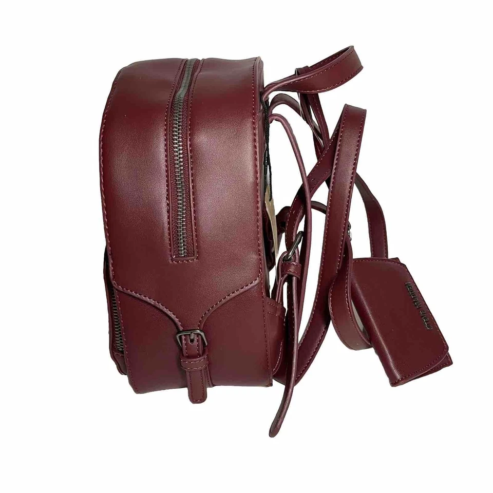 全新 Steve Madden Bedison 迷你背包 红色皮革 带腕带卡片盒 标志拉链 — 第 2/4 张图片