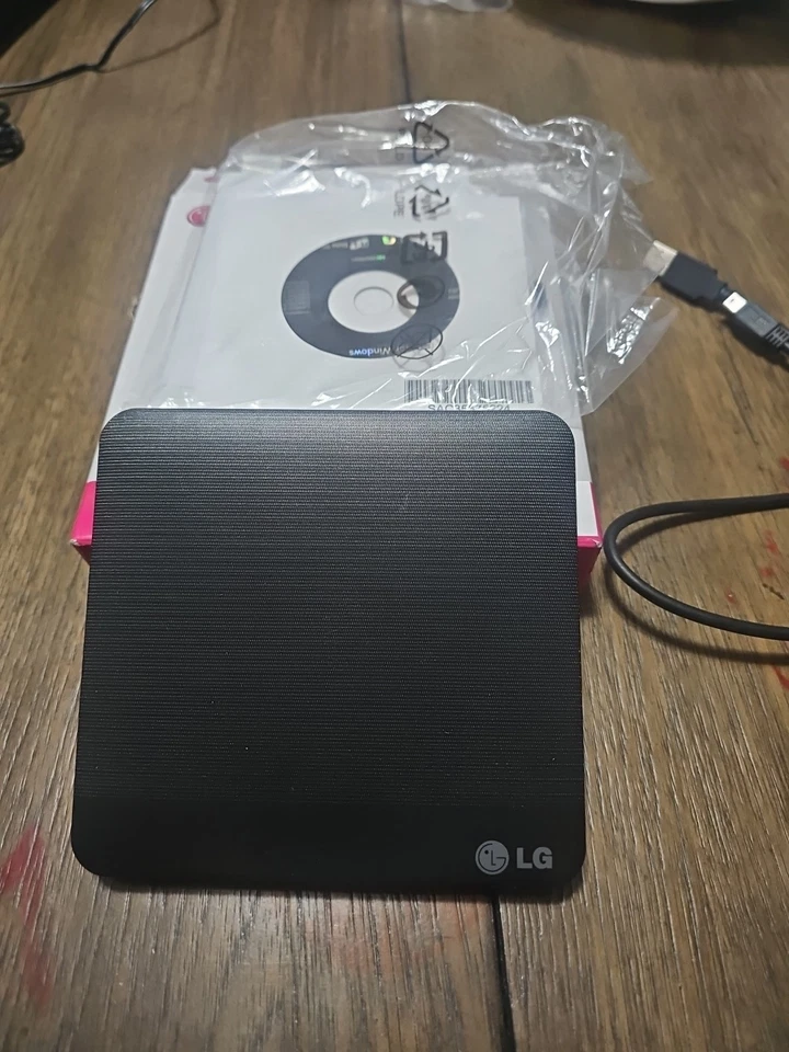 LG Slim 便携式 DVD 刻录机 - 光盘 Windows GP50NB40 - IOB — 第 2/4 张图片