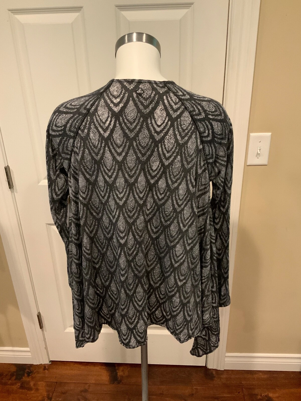 prana dark light geometric patterned open front 