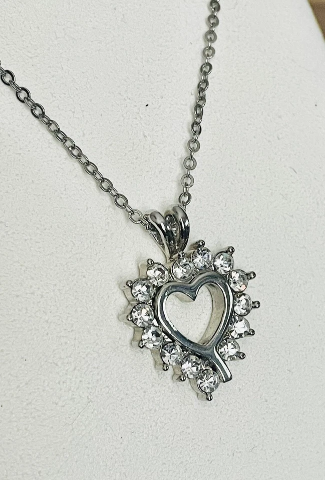 Colgante gota enchapado en plata con halo en forma de corazón con cadena de plata de 18 pulgadas y extensión de 3 pulgadas Foto 2 de 4