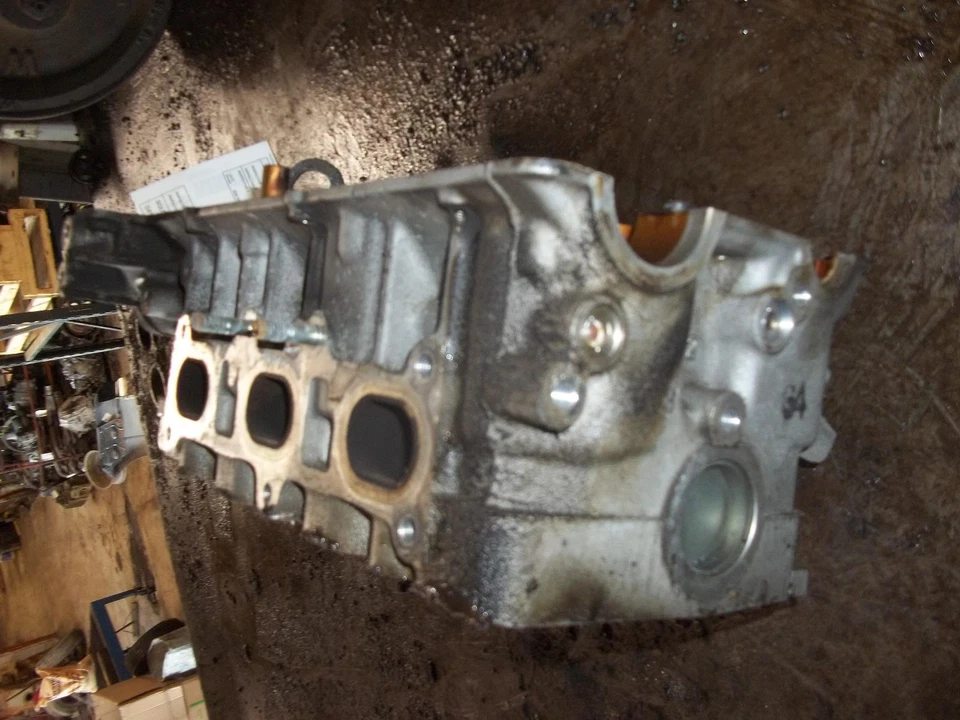 Used Left Engine Cylinder Head fits: 2001 Mazda Mazda 626 6 cylinder L. front Le Foto 4 de 4