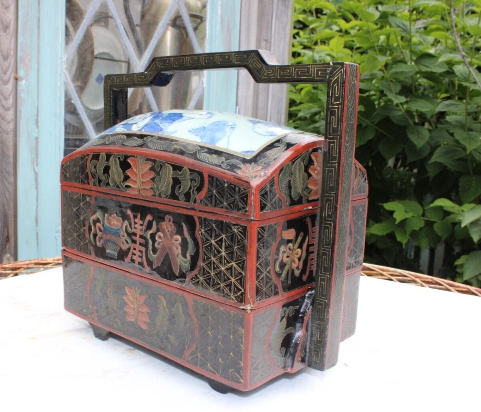 Antigua lonchera china de dos niveles de laca negra con mango superior de porcelana Foto 3 de 4