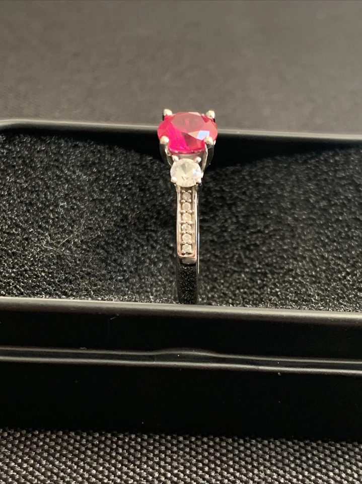 Anillo de tres piedras preciosas y diamantes creados en oro blanco de 10k Miadora Talla 7 Foto 3 de 4