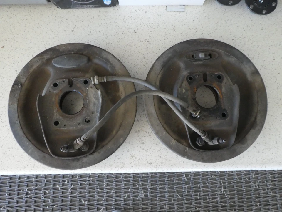 Datsun 620 1977 frenos de tambor delanteros conjuntos completos Foto 2 de 4