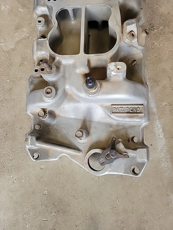 Colector de admisión Edelbrock Performer Chevy bloque pequeño V8 305 327 350 383 400 V8 Foto 2 de 4