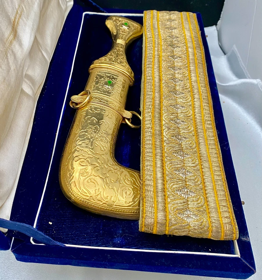 САУДОВСКИЙ АРАБСКИЙ ПОЗОЛОЧЕННЫЙ ГАЛЬВАНИЧЕСКИЙ КИНЖАЛ JAMBIYA 11 ДЮЙМОВ, ВЫШИТЫЙ ПОЯС, РОСКОШНАЯ КОРОБКА, очень хорошее состояние - Изображение 3 из 4