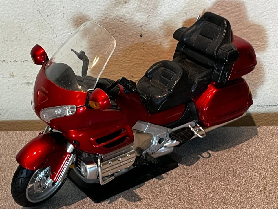 2010 Honda Gold Wing Burgundy 1/12 Diecast Motorcycle Model by New Ray - Image 2 of 4